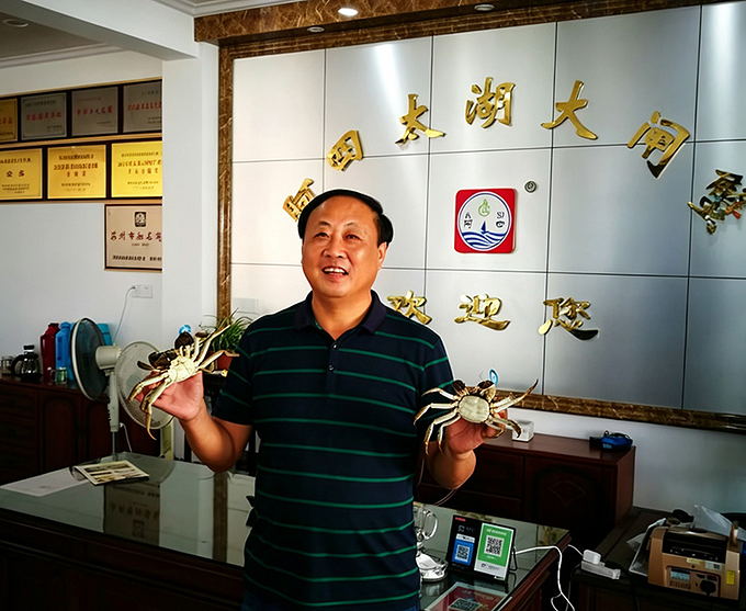 创始人奚兴根在太湖捕蟹